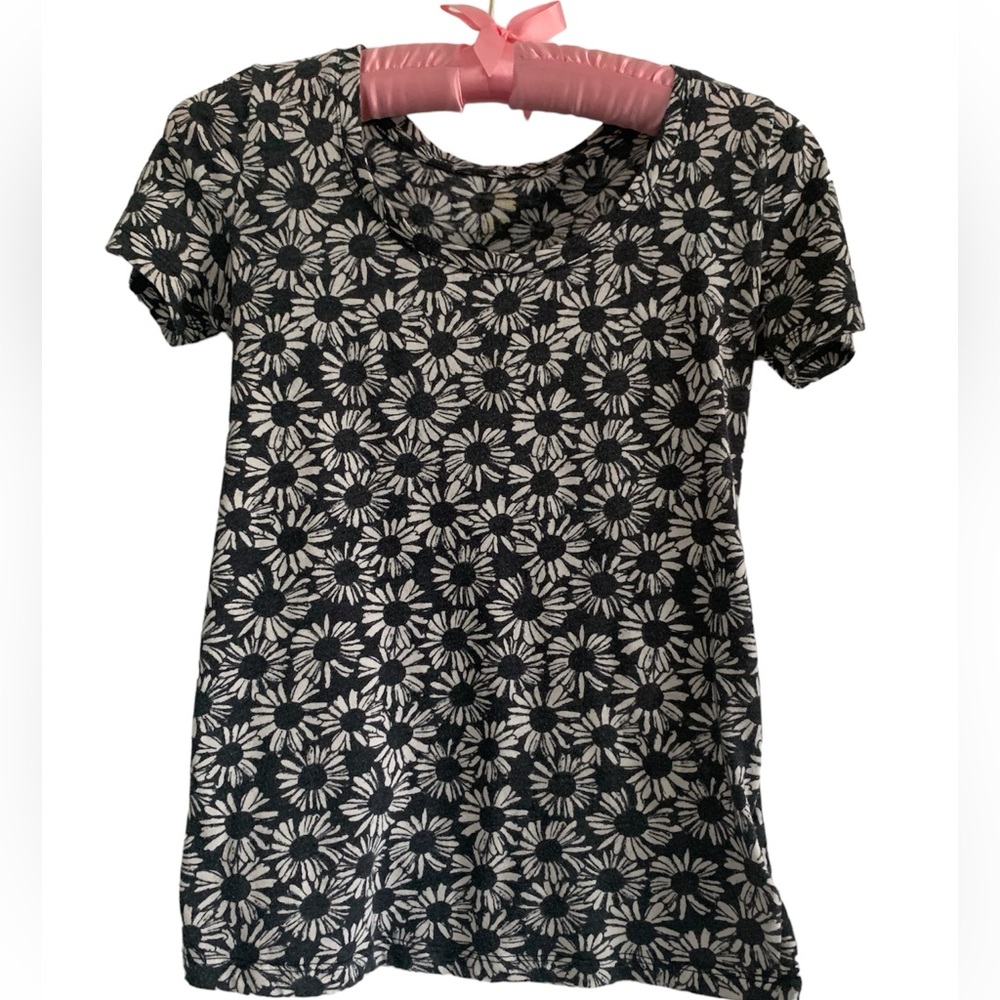 Soft daisy patterned tee